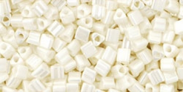 Toho Triangle 2mm Op Lü Navajo White 15g
