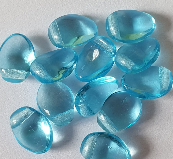 Lily Petal 6x8mm Aquamarine 30 St.