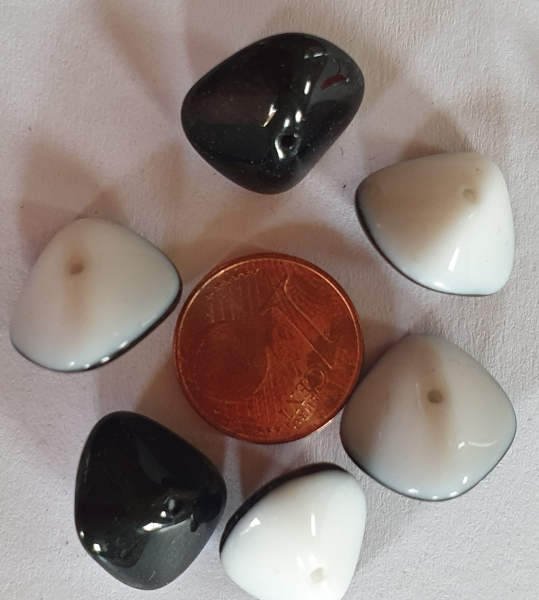 Glasperle, schwarz/weiß 4St.